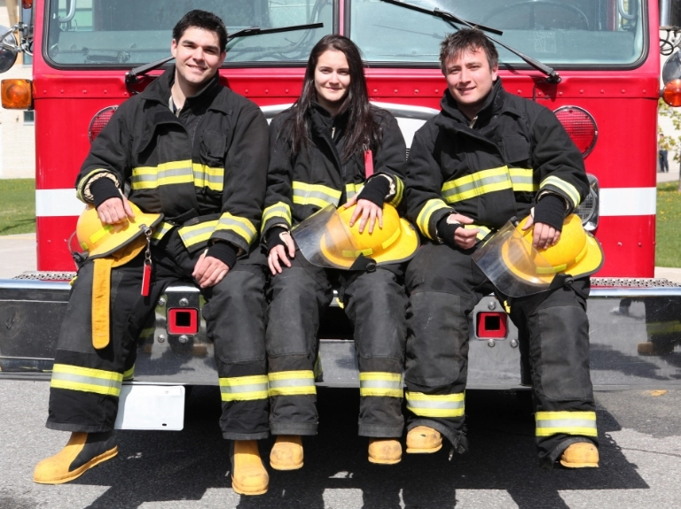 grupa strażaków